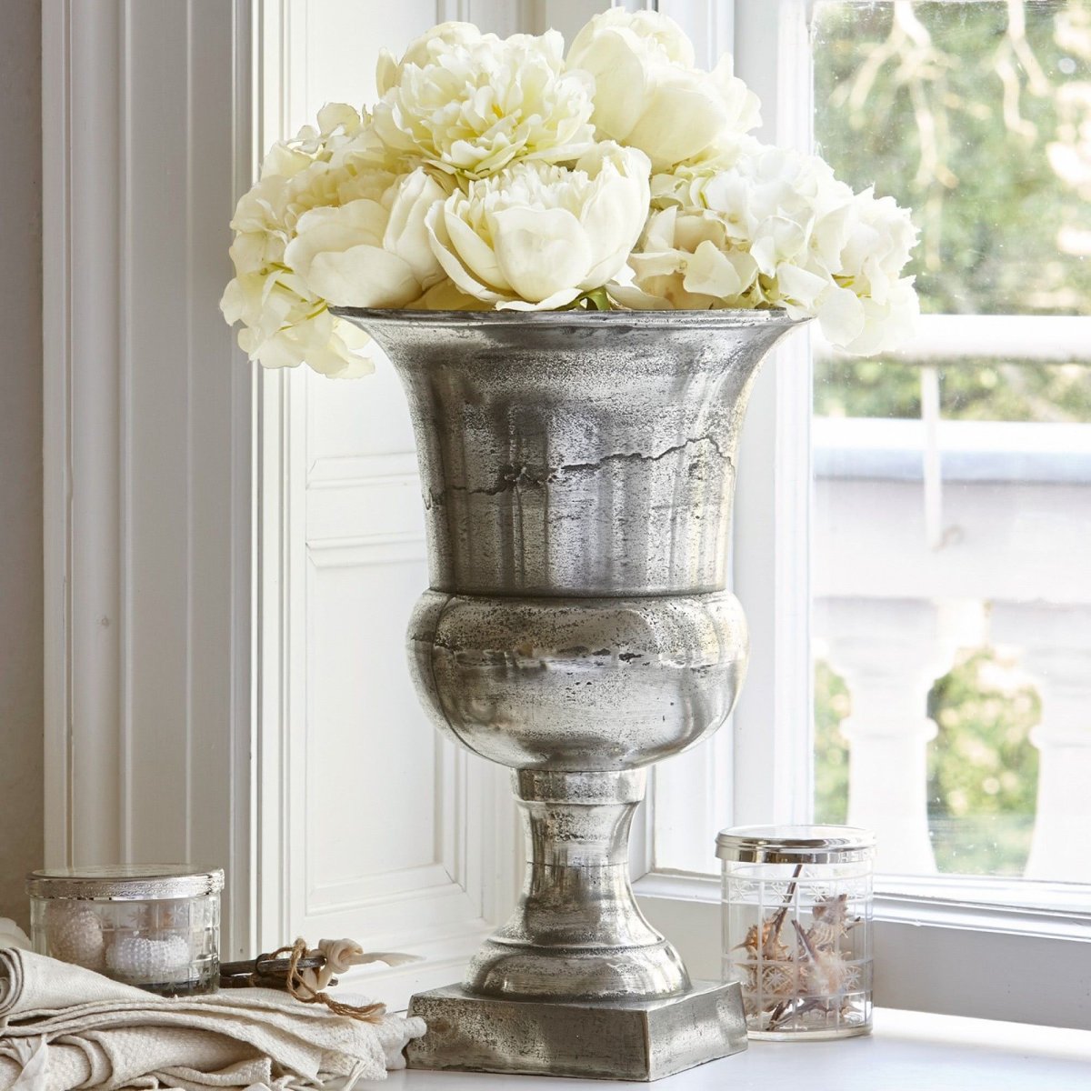 Металлическая ваза для цветов в интерьере