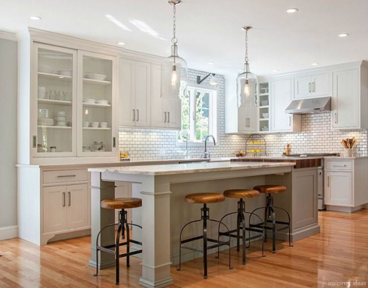 Интерьер кухни с островом