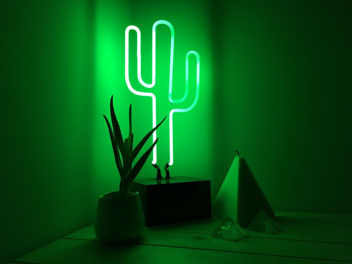 Неоновый светильник на стену