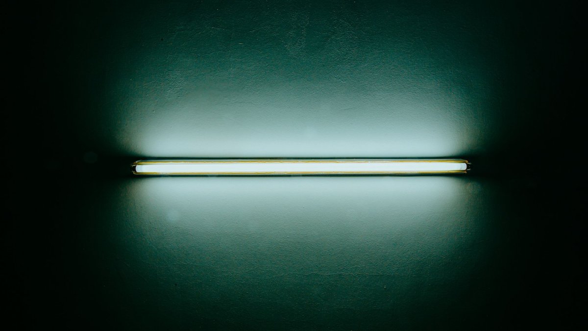 Розовая неоновая подсветка