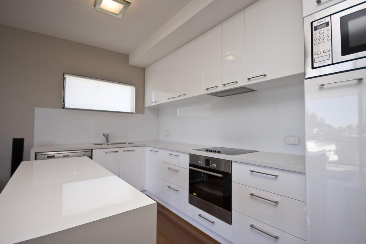 Белая кухня с серой столешницей и фартуком