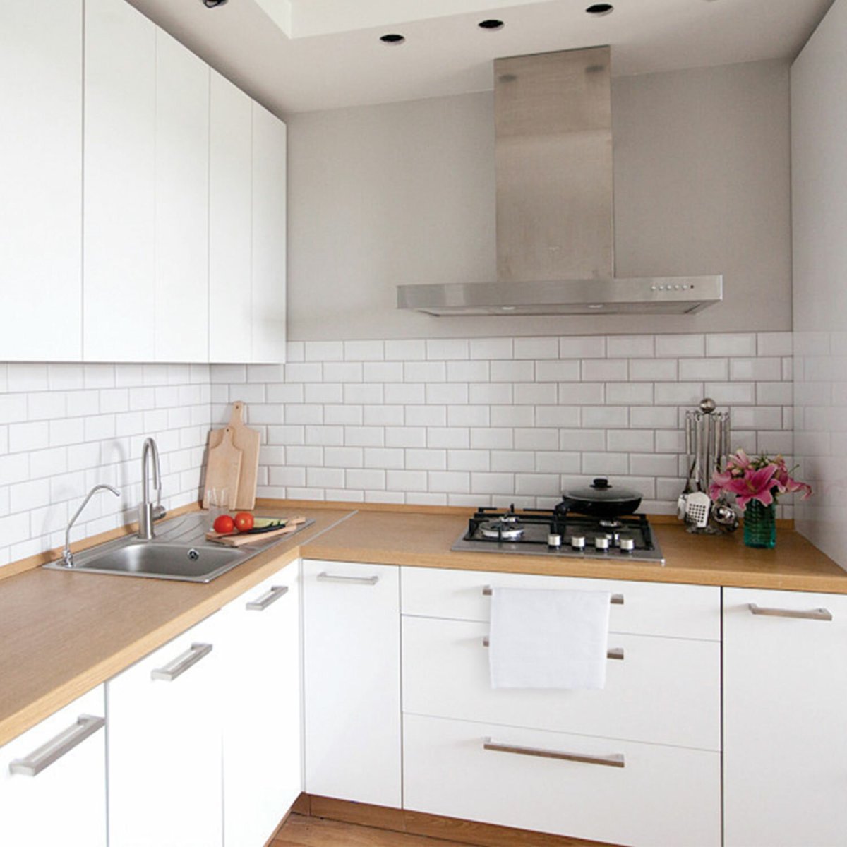 Белая кухня в интерьере 2021