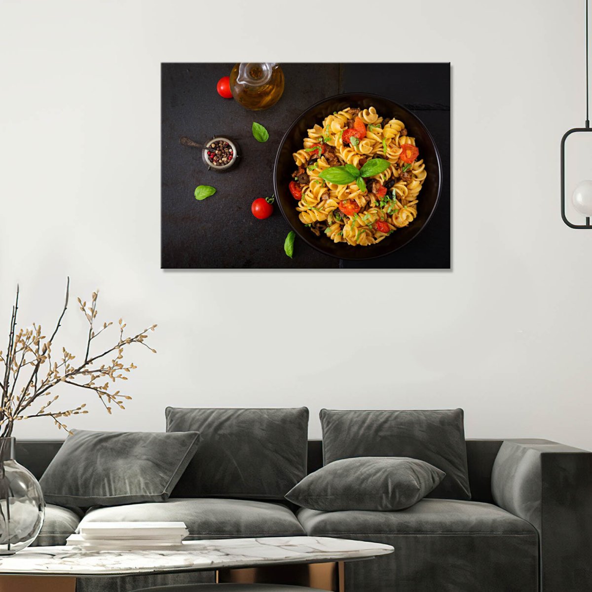 Интерьер гостиной с тремя картинами на стене