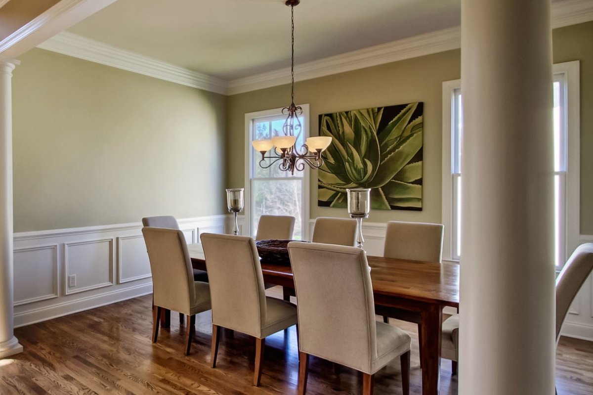 Люстра над письменным столом