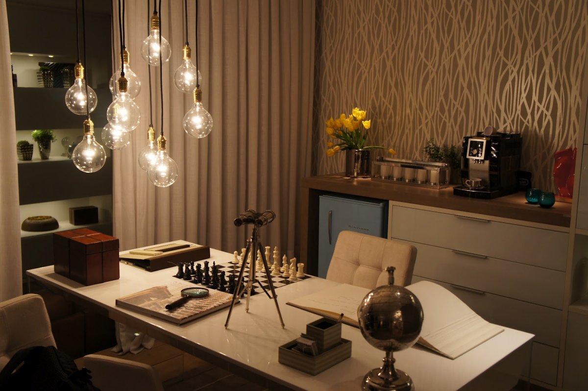 Лампы над столом офис