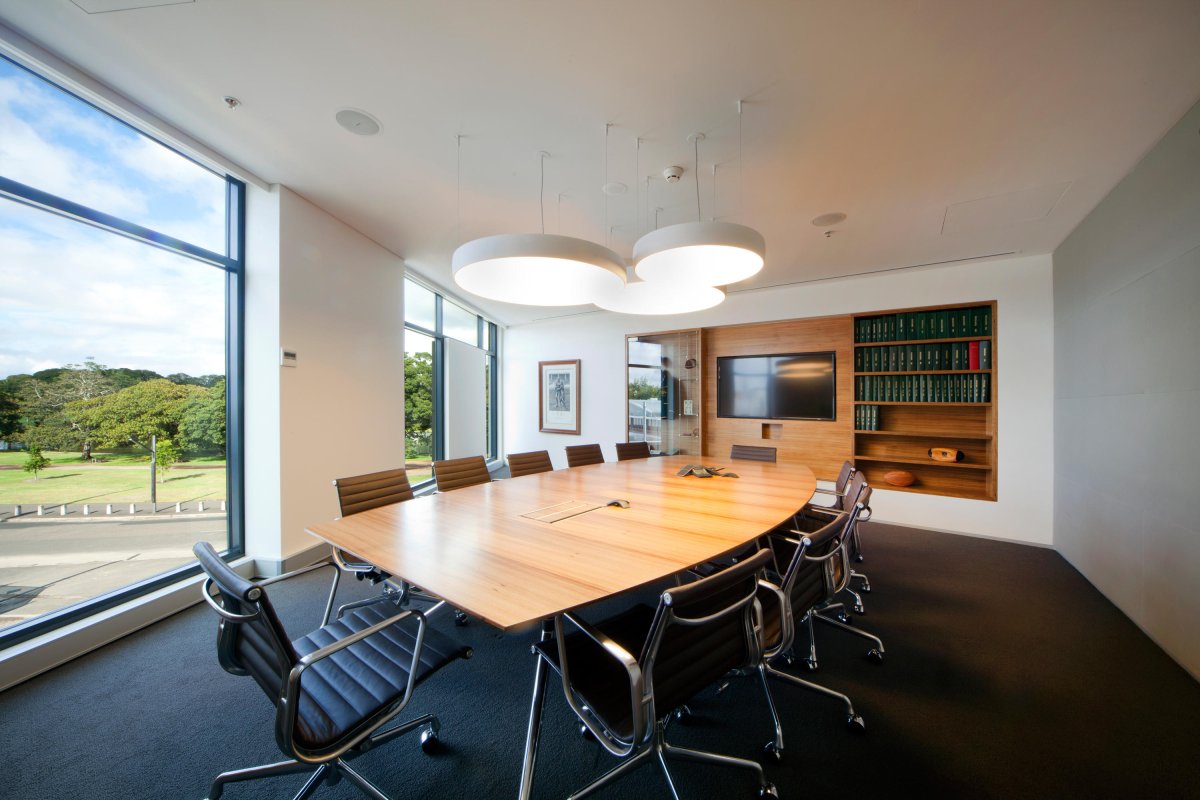 Бра над столом в кабинете