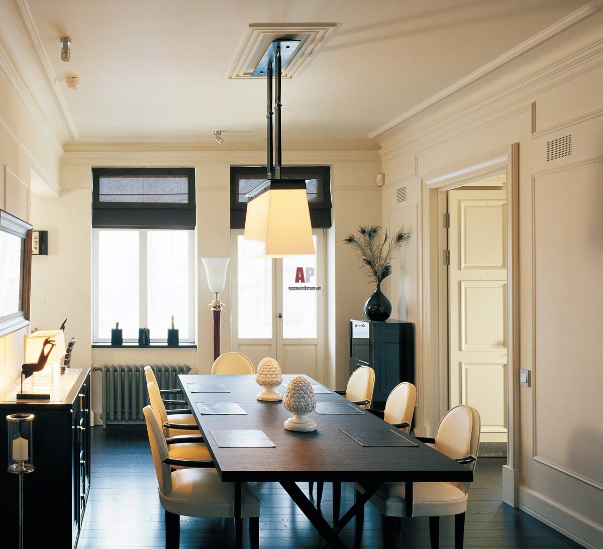 Светильник над обеденным столом