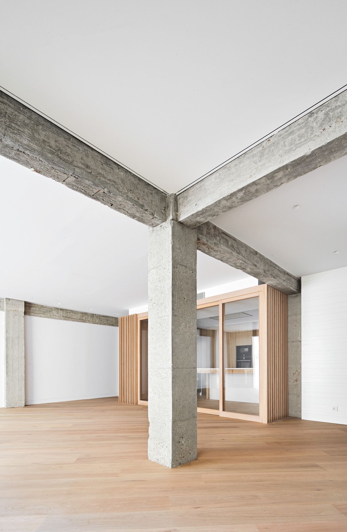 Бетонная балка в интерьере