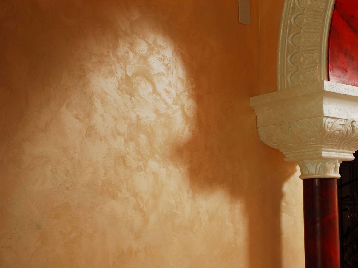 Покраска стен венецианской штукатуркой