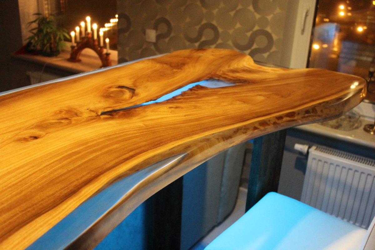 Кухни с фасадами из эпоксидки с деревом