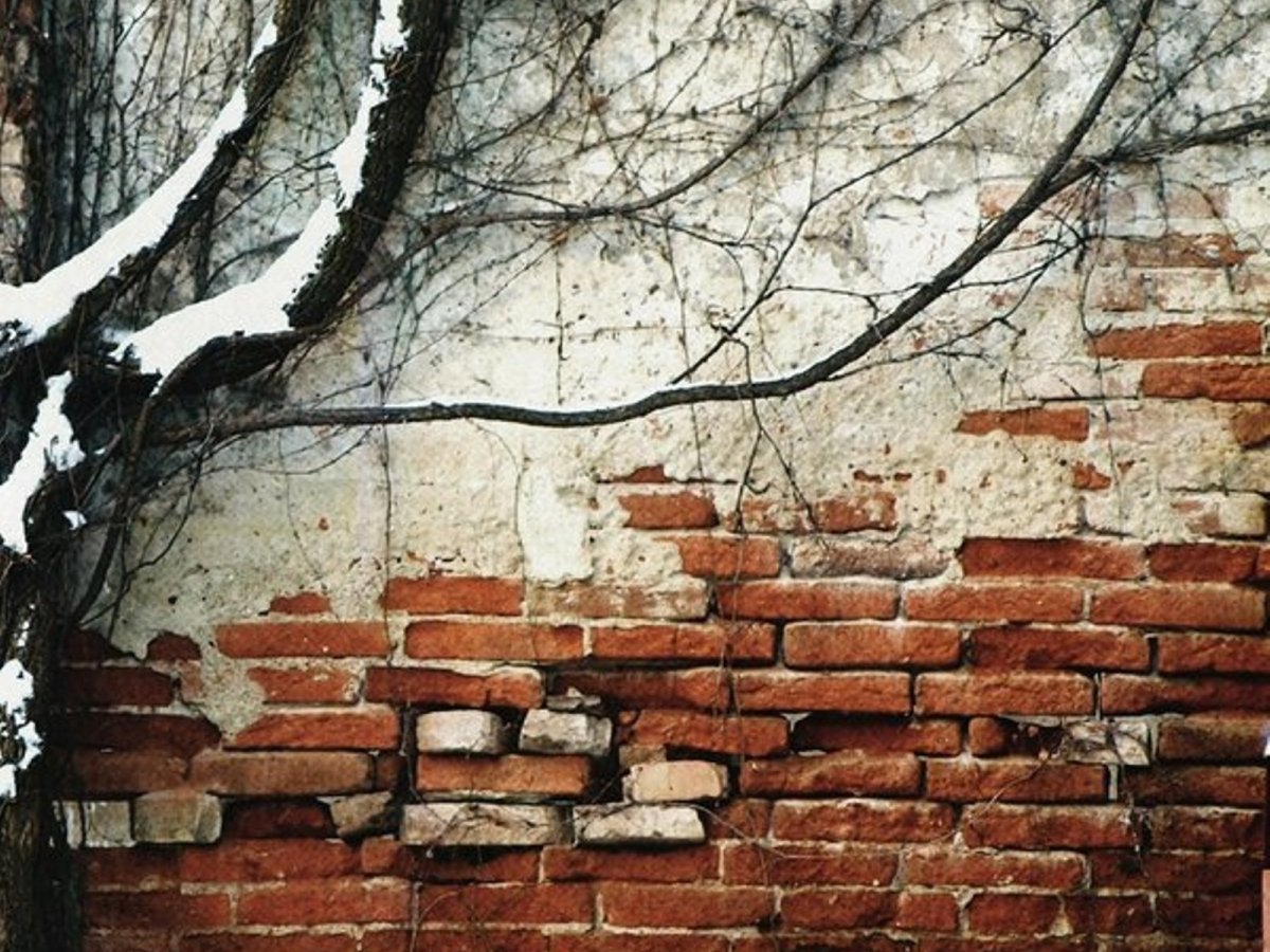 Разрушенная стена