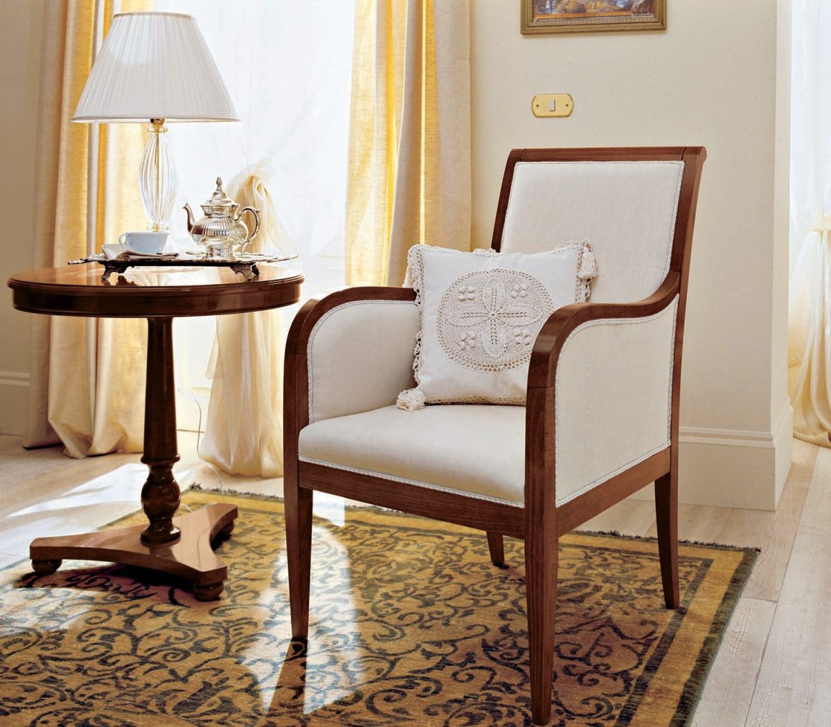 Кресла и столик в гостиную