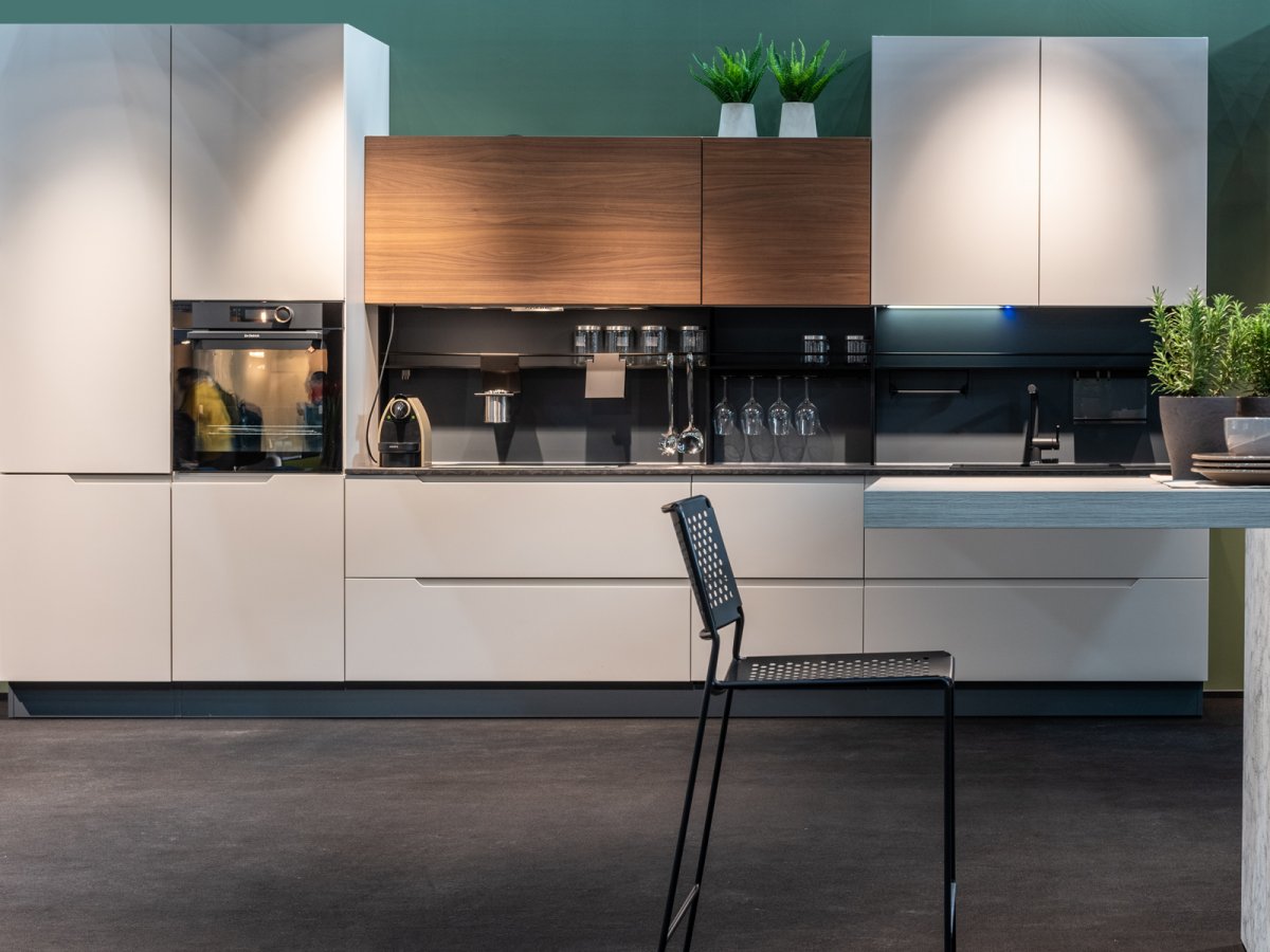 Кухня с квадратными ручками