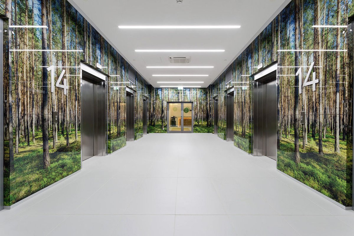 Облицовка стен стеклянными панелями