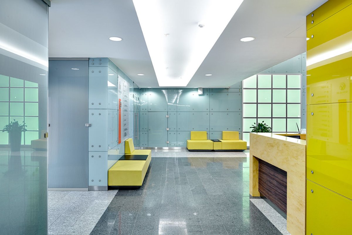 Облицовка стен стеклянными панелями