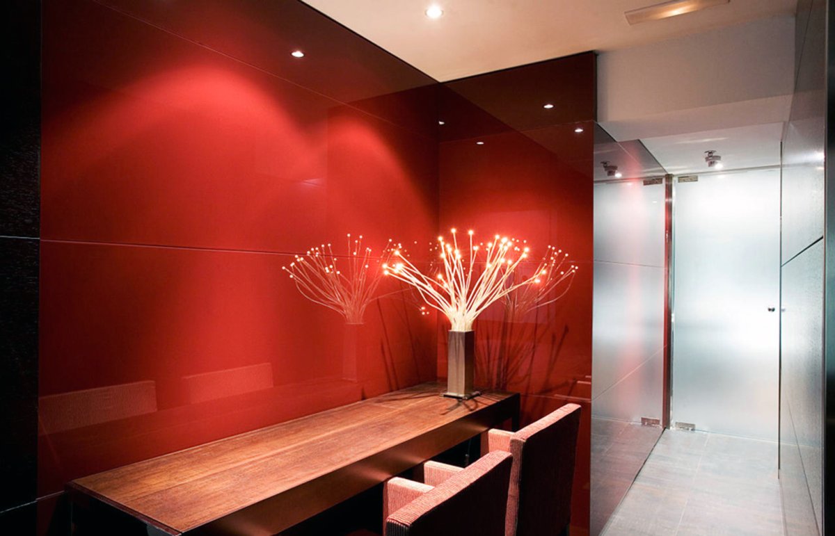 Стеклянные панели для стен в гостиной