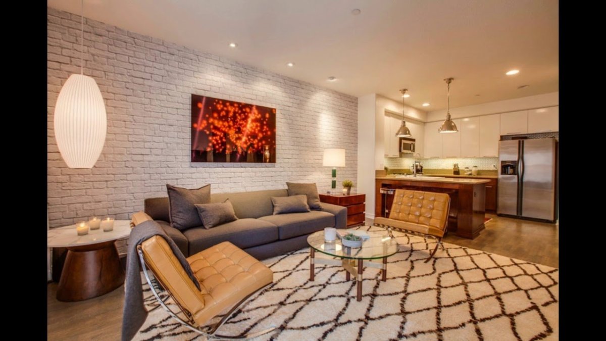 Кирпич в интерьере гостиной
