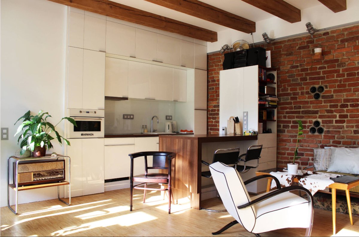 Белая кирпичная стена на кухне