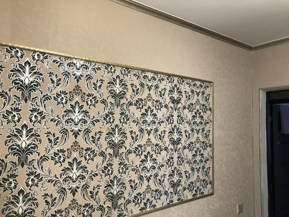 Обои в рамке на стене