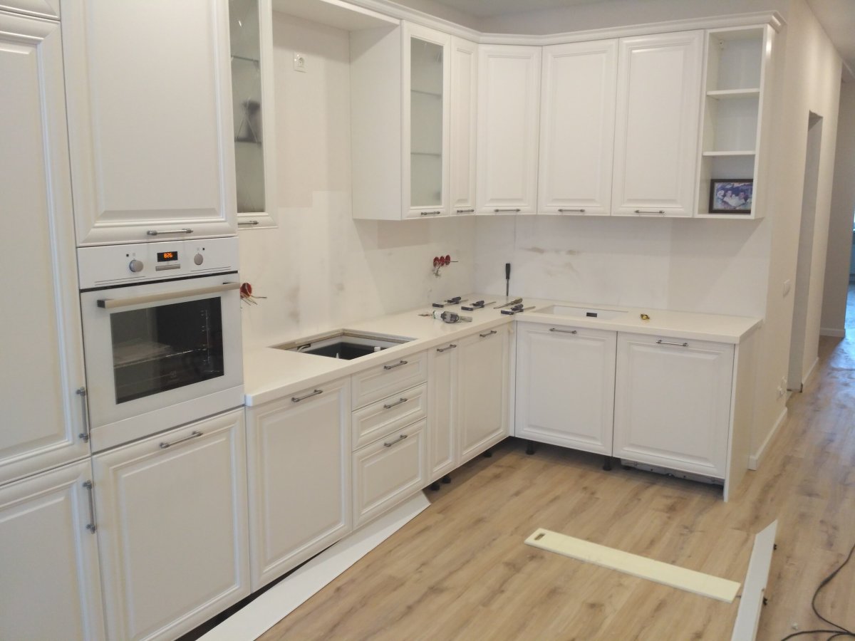 Бело кремовая кухня