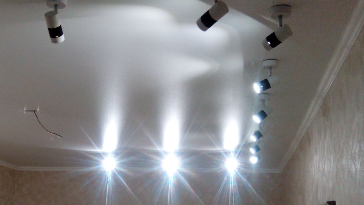 Точечные светильники на кухне