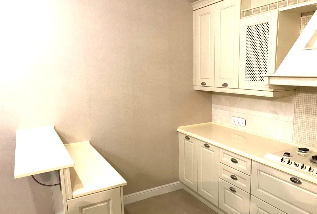 Белая кухня со светлой столешницей