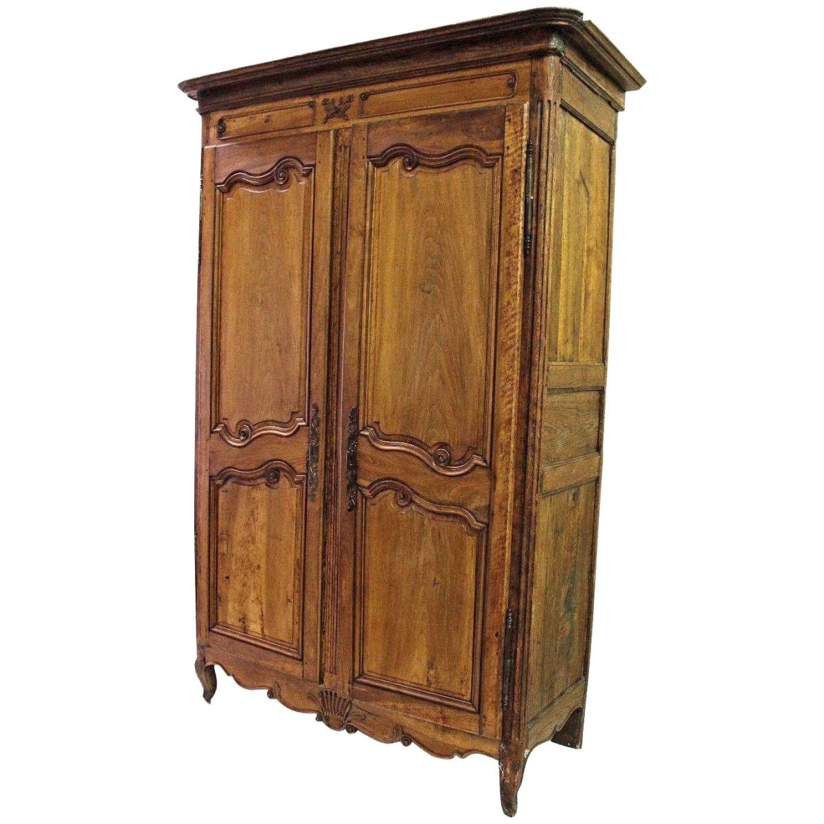 Антикварный шкаф для одежды