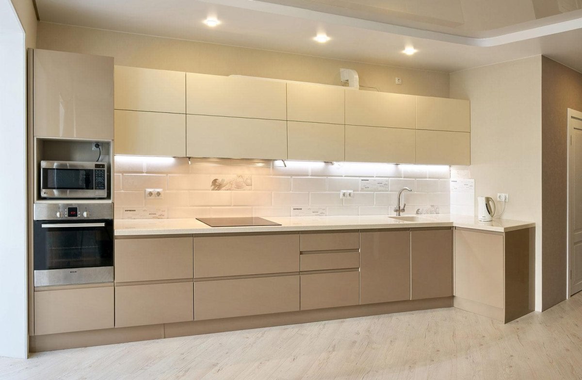 Угловая кухня с телевизором