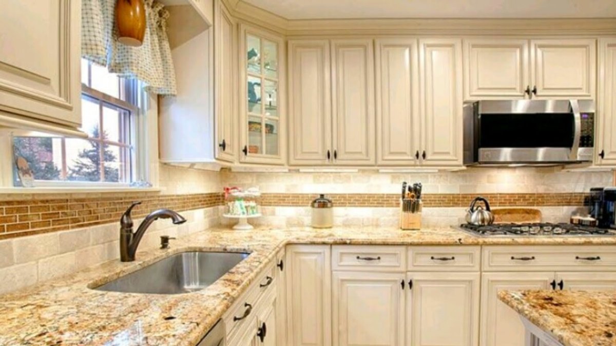 Кухня кремового цвета