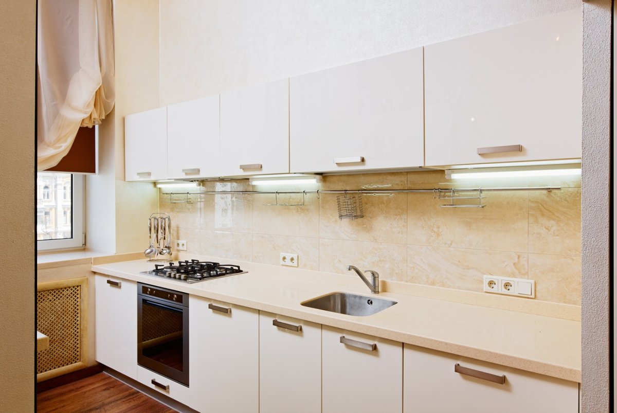 Серая кухня с белой столешницей