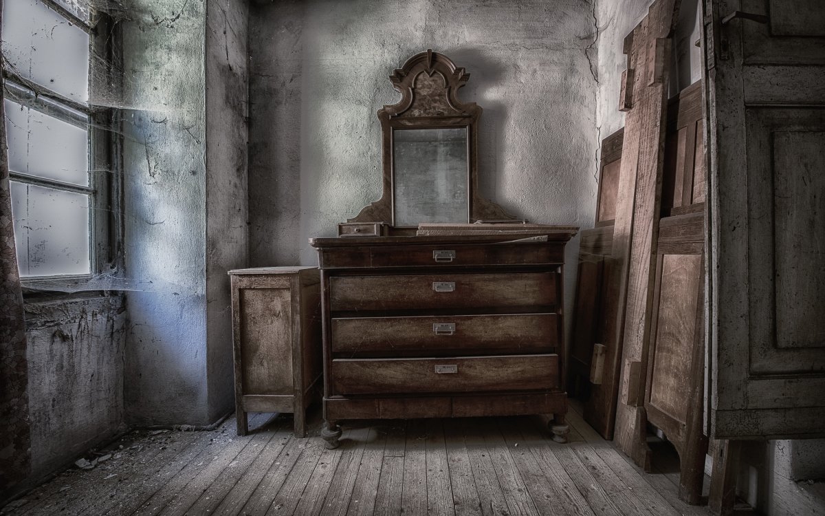 Старый шкаф в комнате