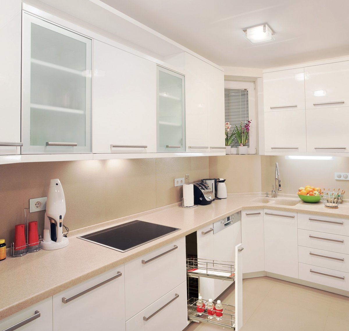 Маленькая светлая кухня с темной столешницей