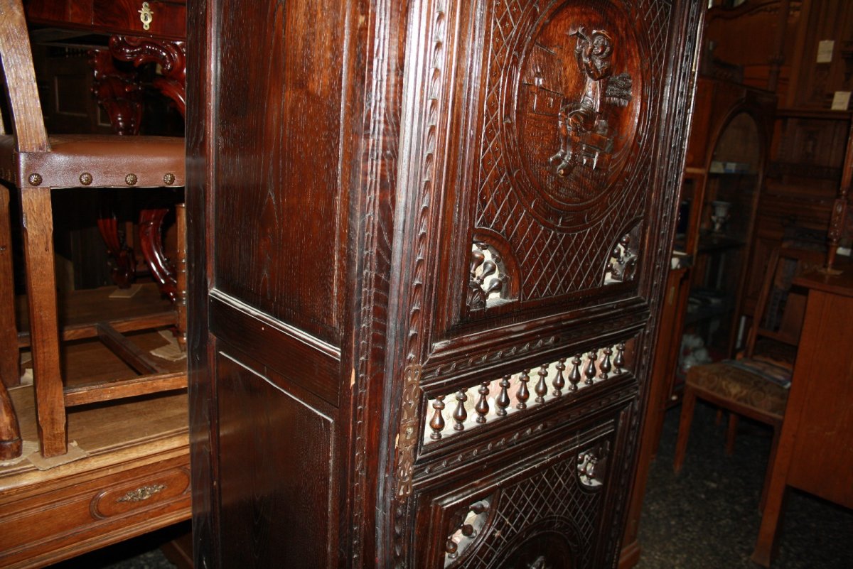 Старинный шкаф