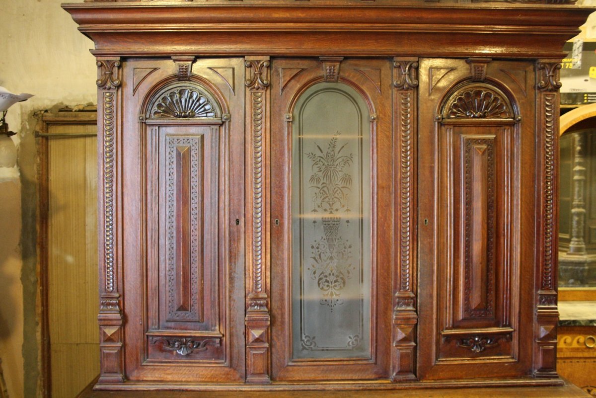 Старинный шкаф