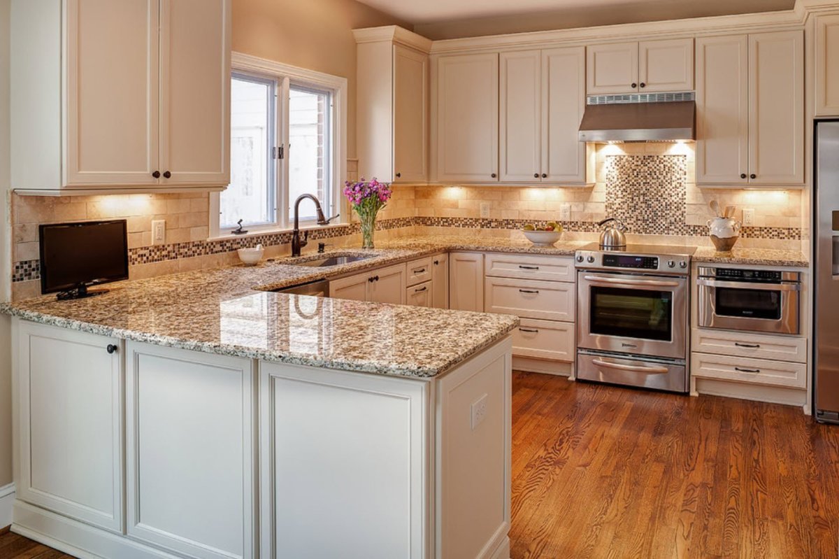 Светлая кухня с деревянной столешницей