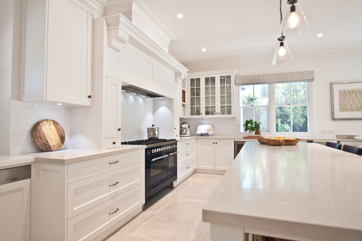 Белая кухня со светлой столешницей