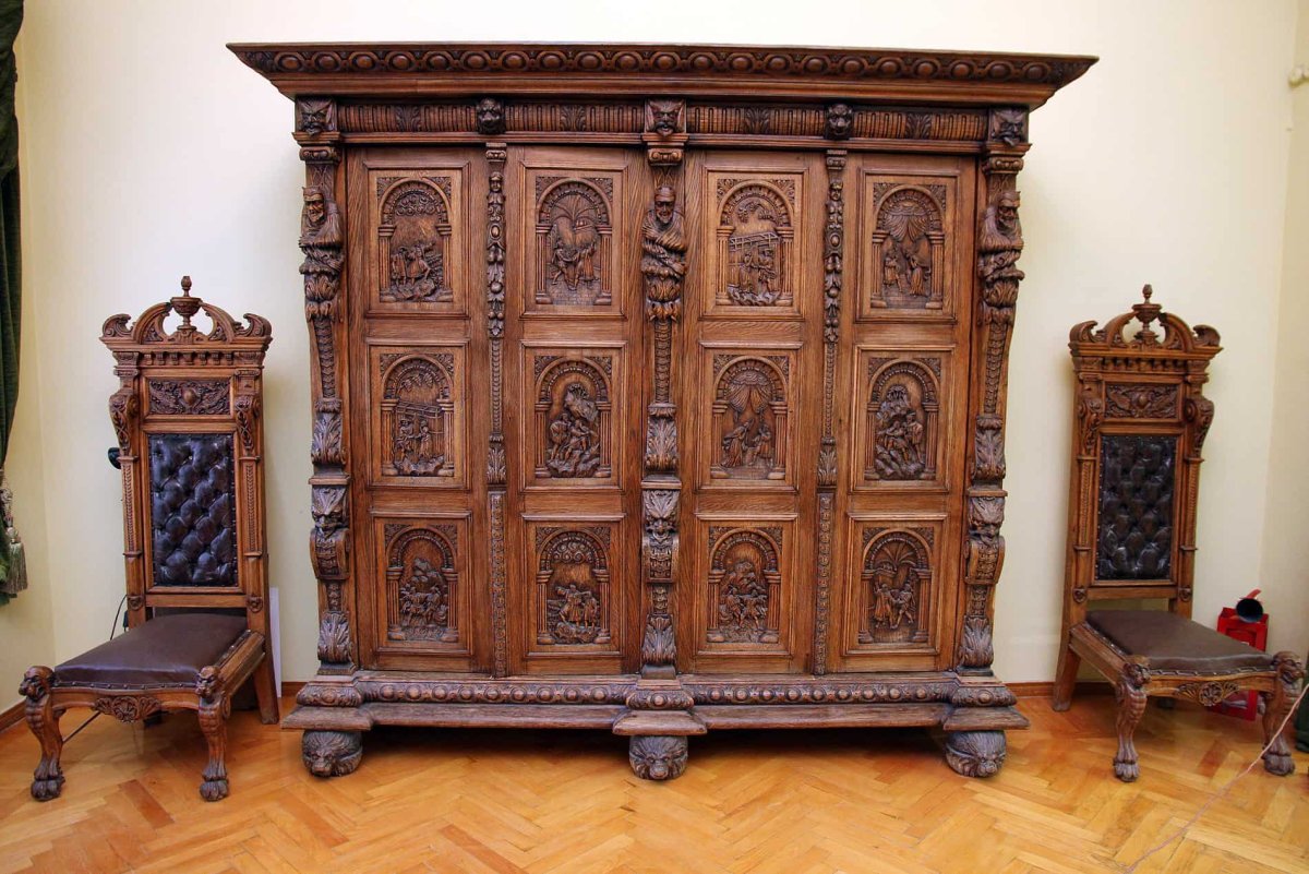 Античный шкаф