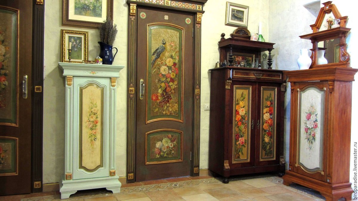 Старинный шкаф