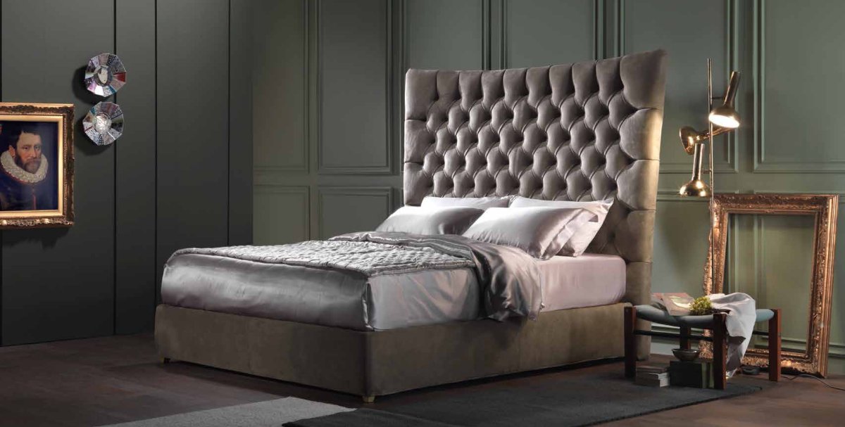 Кровать с бархатным изголовьем