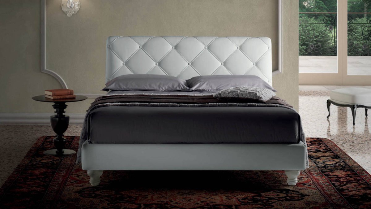 Кровать с кожаным изголовьем итальянская