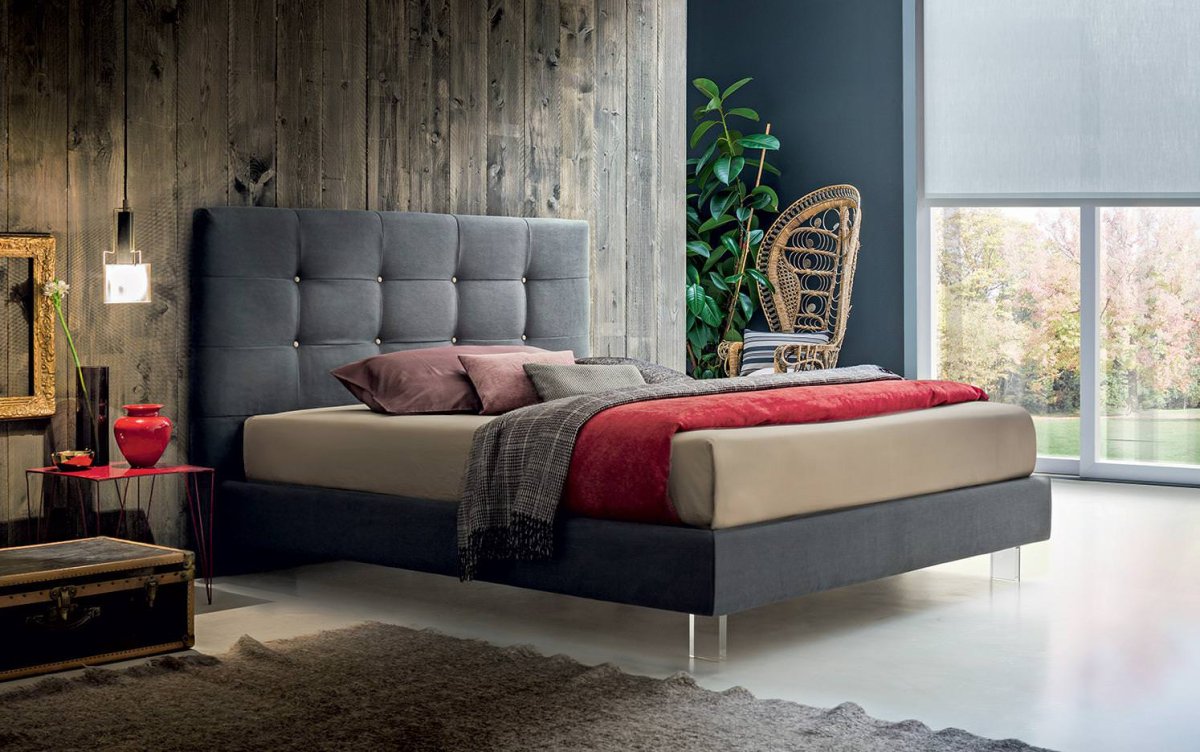 Кровать Фрателли Барри с золотым изголовьем