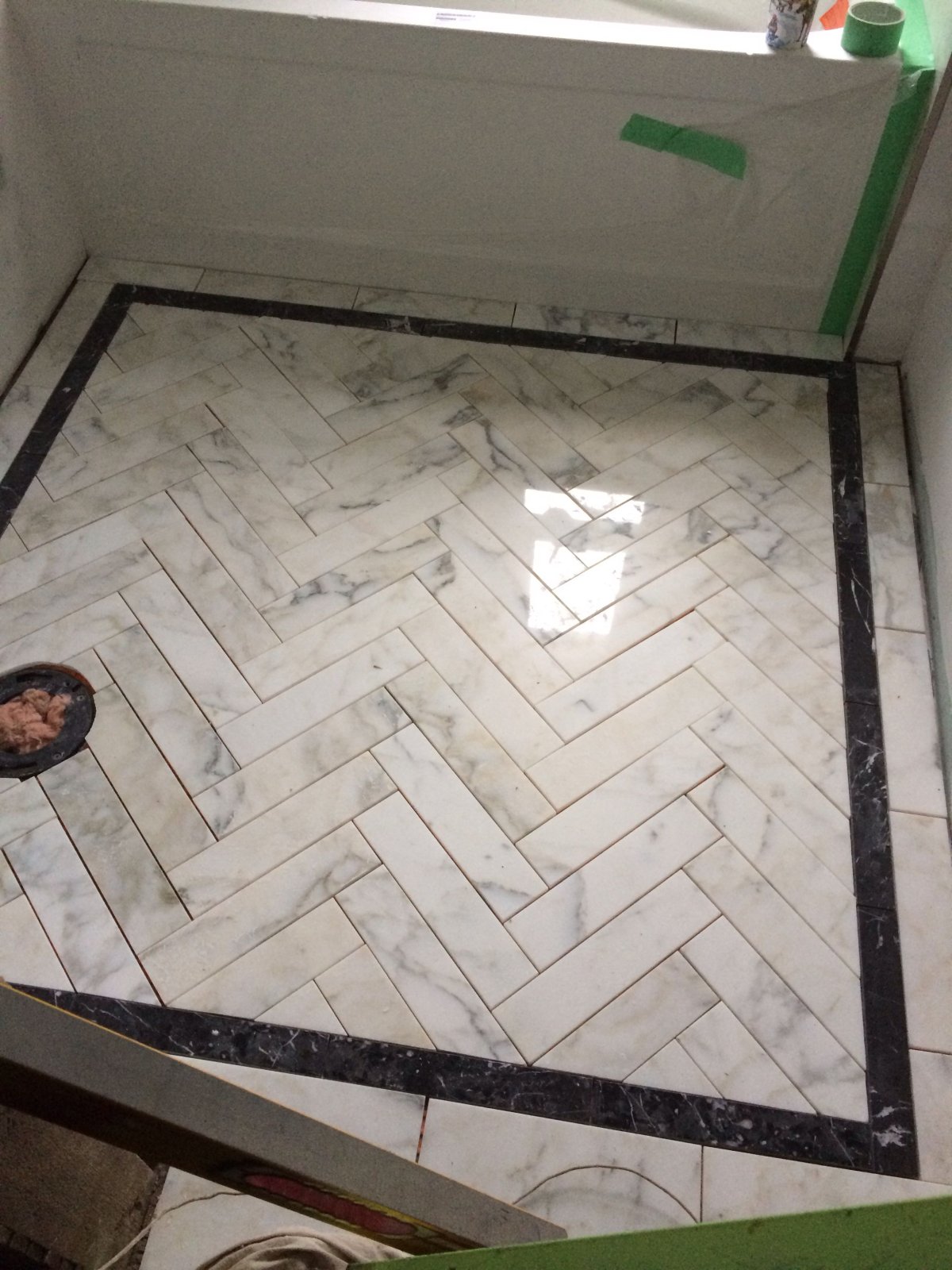 Пол выложенный плиткой