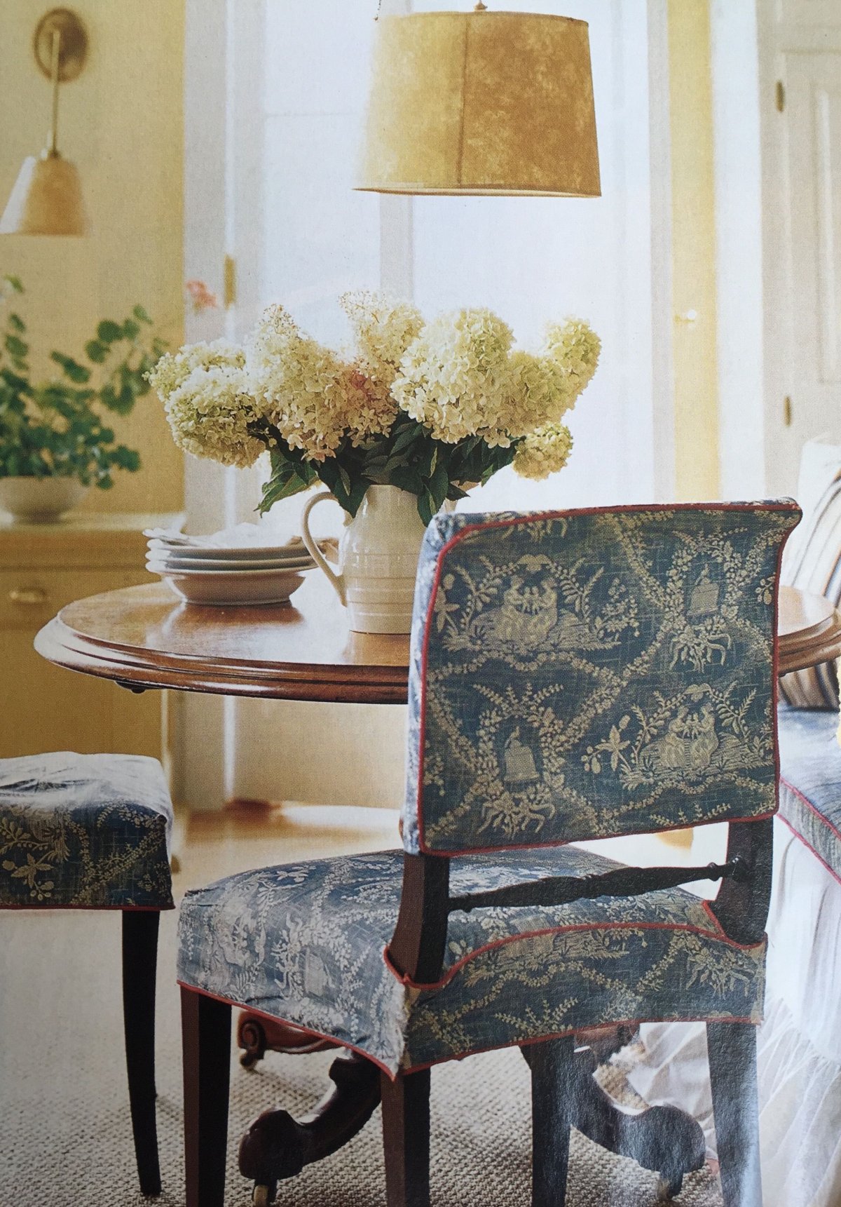 Стулья с накидками в интерьере