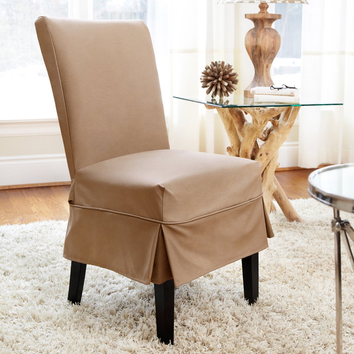 Стулья с чехлами в интерьере