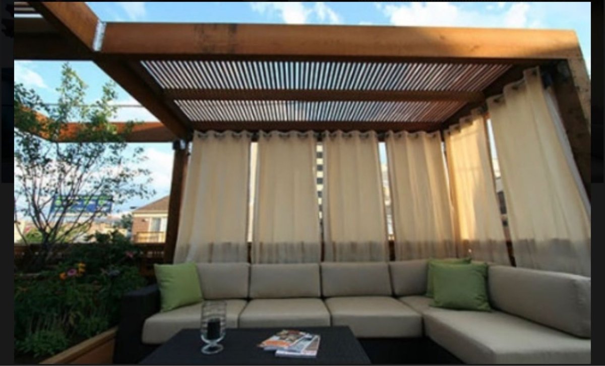 Беседка с белой крышей