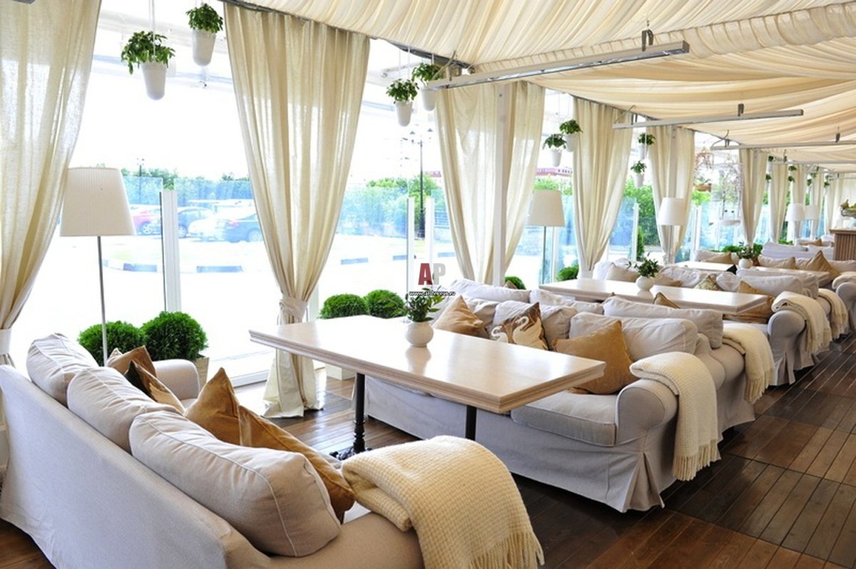 Шторы в ресторане с большими окнами