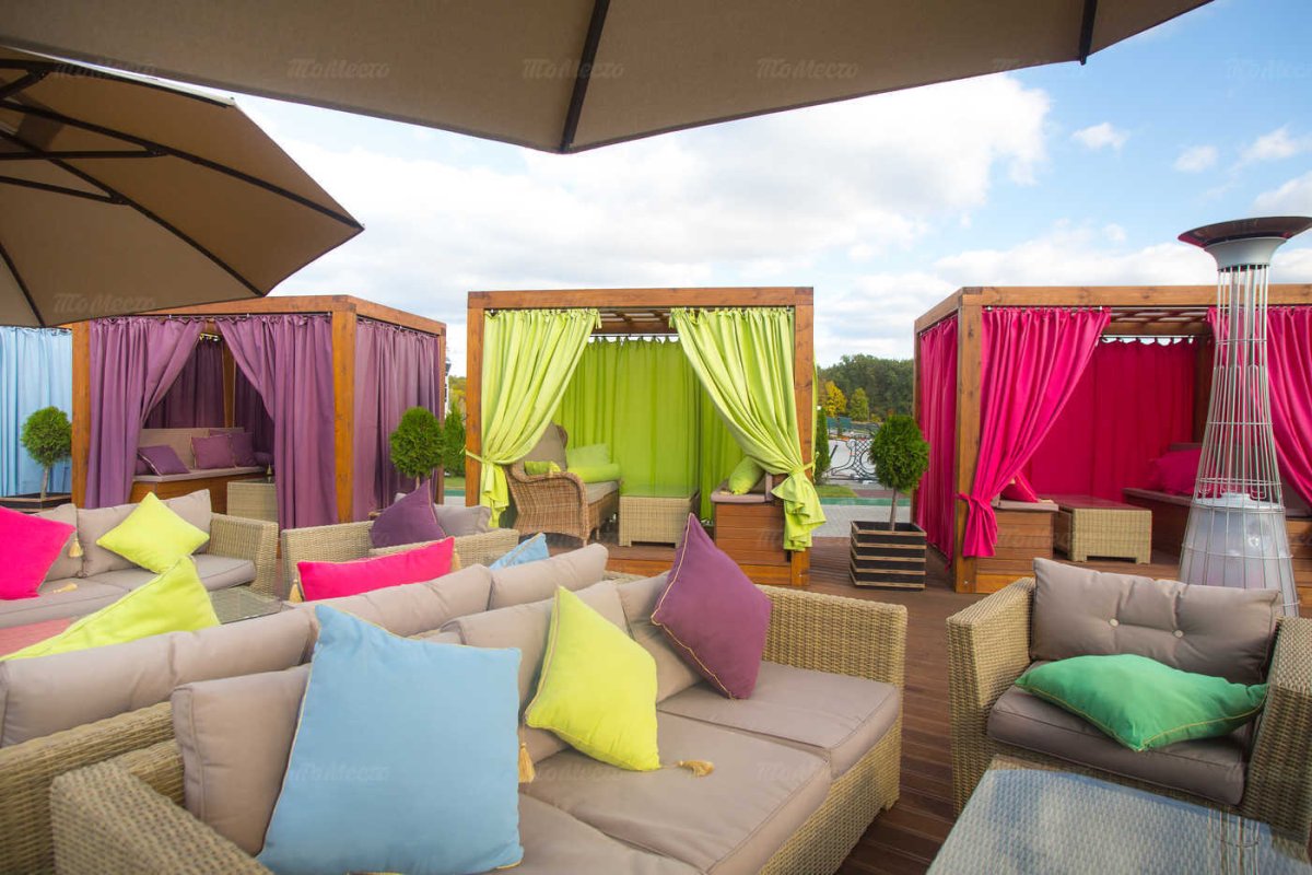 Беседка с яркими шторами