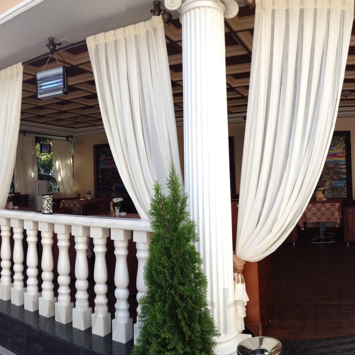 Шторы в летнем кафе