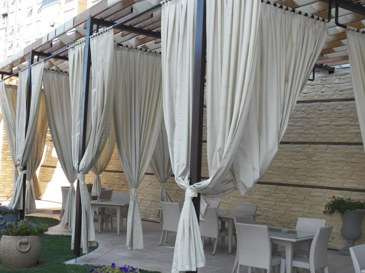 Короткие шторы в беседку