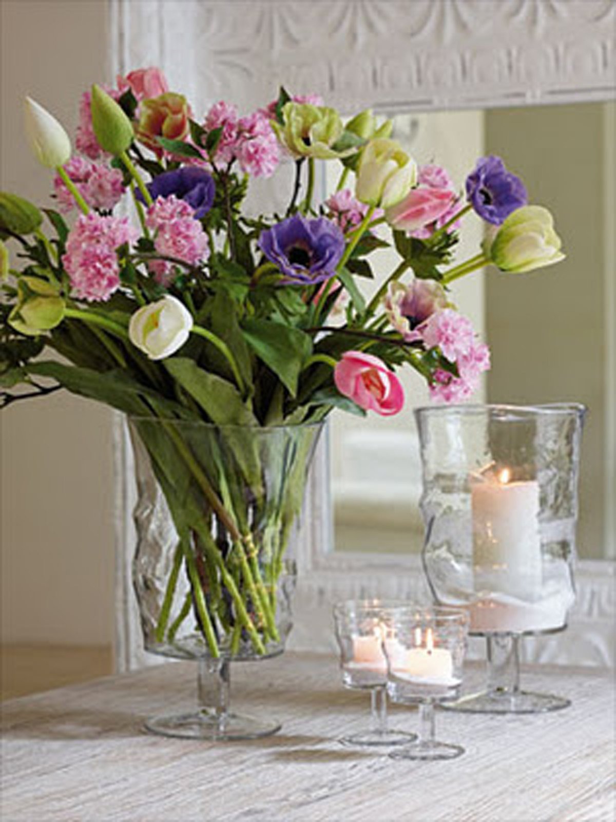 Белая ваза с цветами